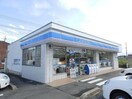 ローソン松阪石津町店(コンビニ)まで376m ルナスピカ