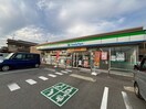 ファミリーマート松阪黒田町店(コンビニ)まで321m ファミール新道