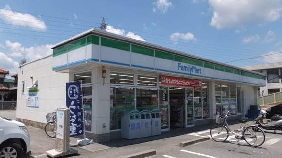 ファミリーマート 松阪インター店(コンビニ)まで300m ヴィラージュ２１