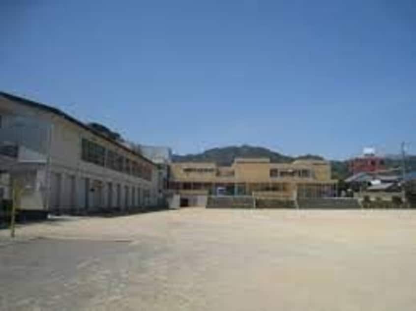 尾鷲市立尾鷲小学校(小学校)まで763m ビオラ第一ビル