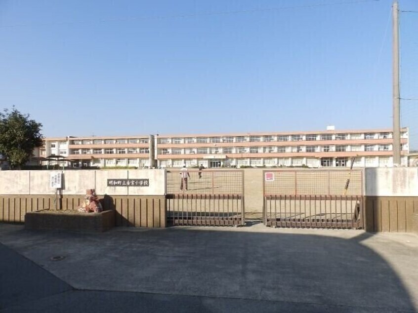 明和町立斎宮小学校(小学校)まで1914m カーサ・アティラン　Ｂ