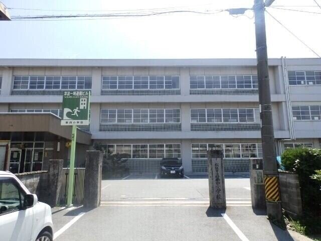 松阪市立第四小学校(小学校)まで731m カーサボヌール　Ｂ