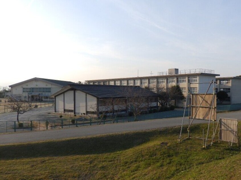 松阪市立東部中学校(中学校/中等教育学校)まで2127m メゾン三光マンション