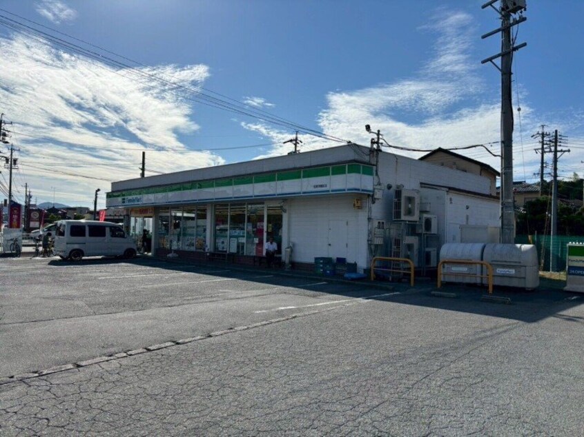 ファミリーマート松阪学園前店(コンビニ)まで898m フローラルⅡ