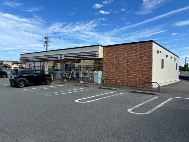 セブンイレブン松阪下村町店(コンビニ)まで237m コーポ堀川