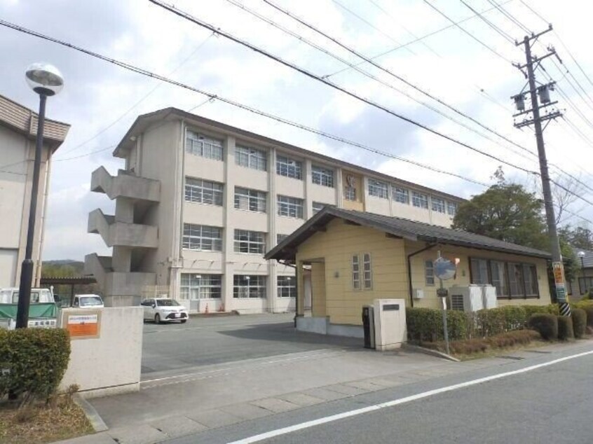 松阪市立大江中学校(中学校/中等教育学校)まで2656m 大石町借家
