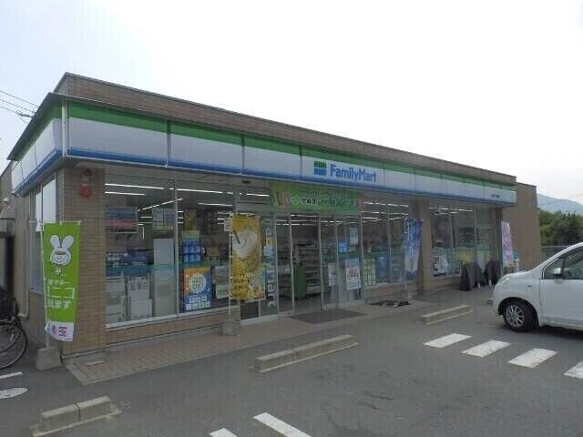 ファミリーマート松阪小片野店(コンビニ)まで2459m 大石町借家