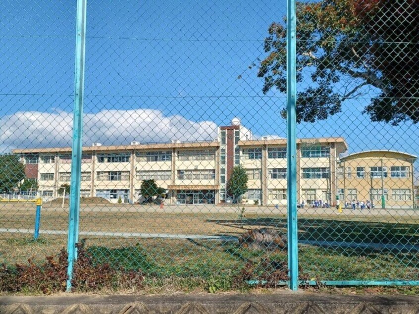 松阪市立中川小学校(小学校)まで1333m メゾンベール・コーヤ　Ｃ