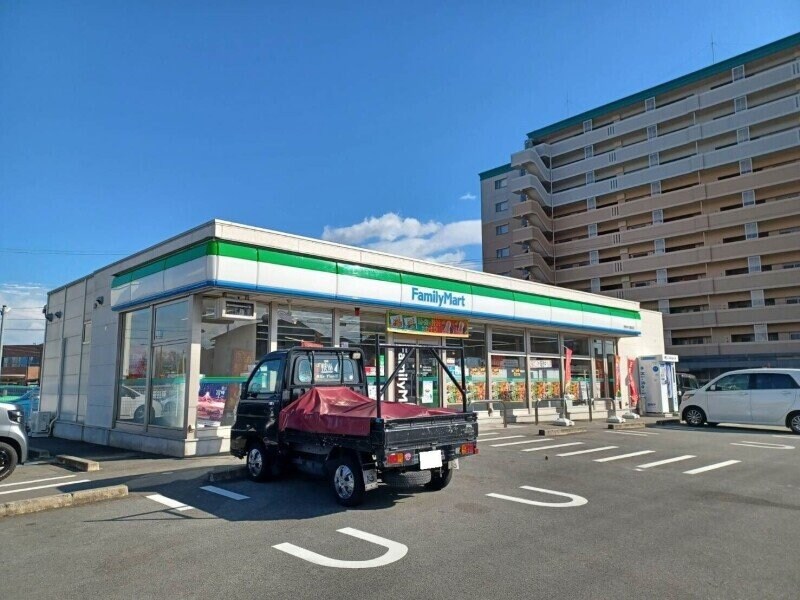 ファミリーマート伊勢中川駅前店(コンビニ)まで176m ラフィーネ