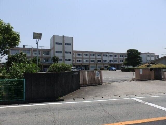 松阪市立嬉野中学校(中学校/中等教育学校)まで2416m メゾンベール・コーヤ　A