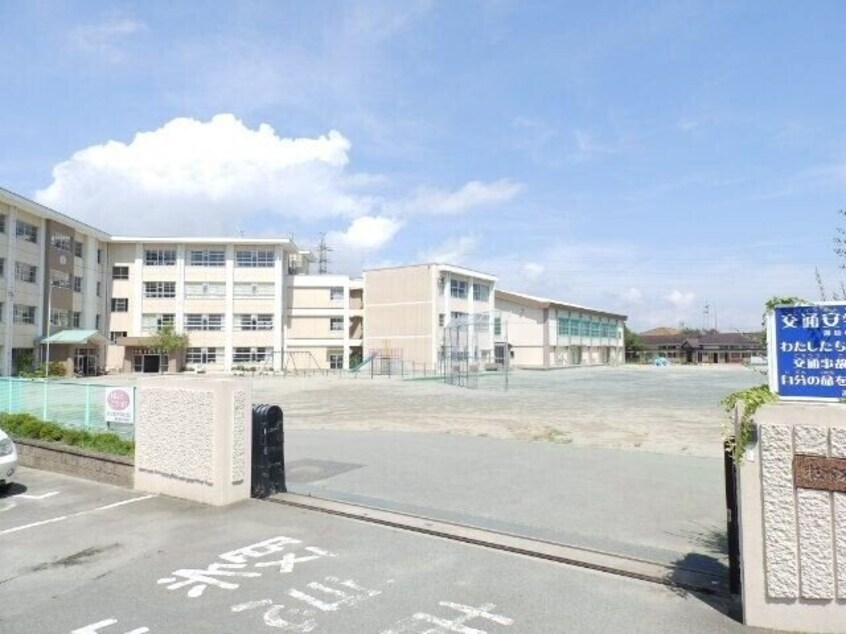 松阪市立港小学校(小学校)まで1103m ヴェルメゾン