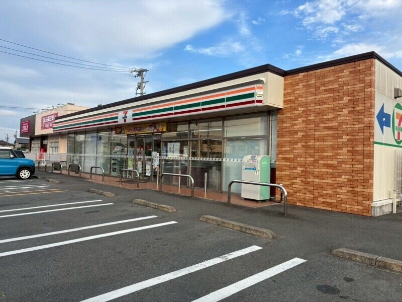 セブンイレブン松阪川井町店(コンビニ)まで498m クリスタルガーデンエミナース