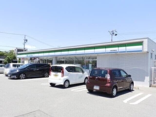 ファミリーマート松阪宝塚町店(コンビニ)まで1324m ロイヤルリング