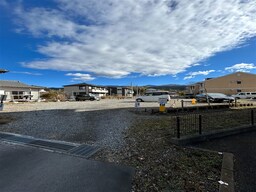 駐車場は、建物の北側にあります！