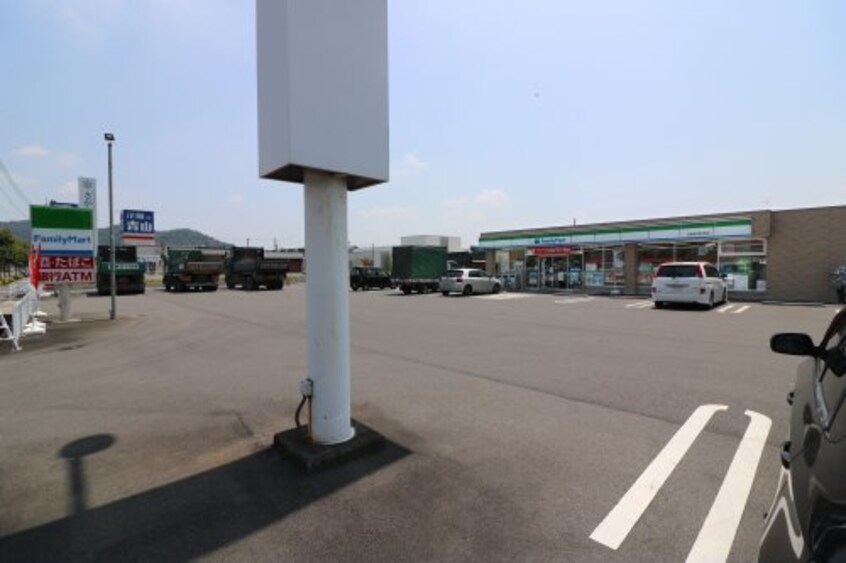 ファミリーマート 足利助戸東山町店(コンビニ)まで560m JAJAハイツ