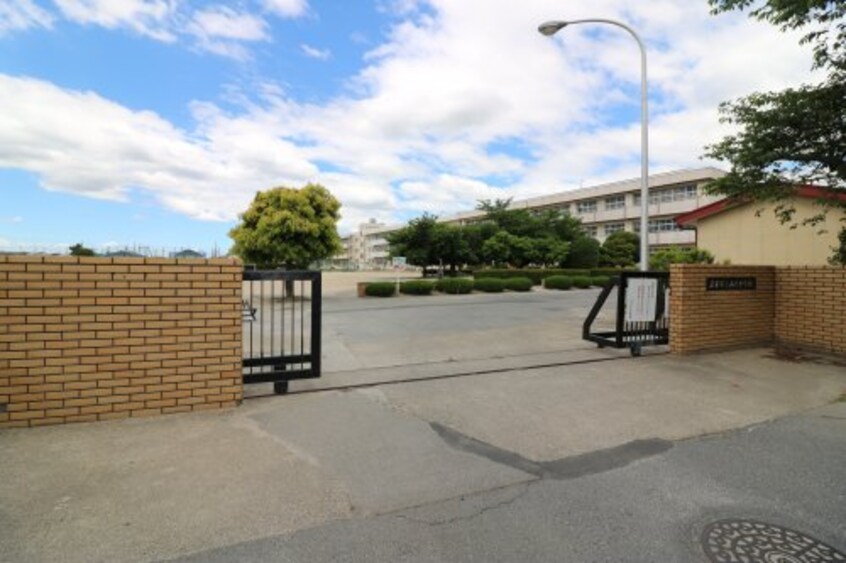 足利市立山辺中学校(中学校/中等教育学校)まで1674m エスポワール Ａ