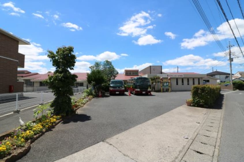 認定こども園足利こばと幼稚園(幼稚園/保育園)まで458m VIRAGE GARDEN A「ヴィラージュ・ガーデン　A」