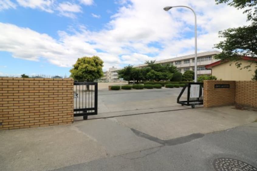 足利市立山辺中学校(中学校/中等教育学校)まで836m VIRAGE GARDEN A「ヴィラージュ・ガーデン　A」