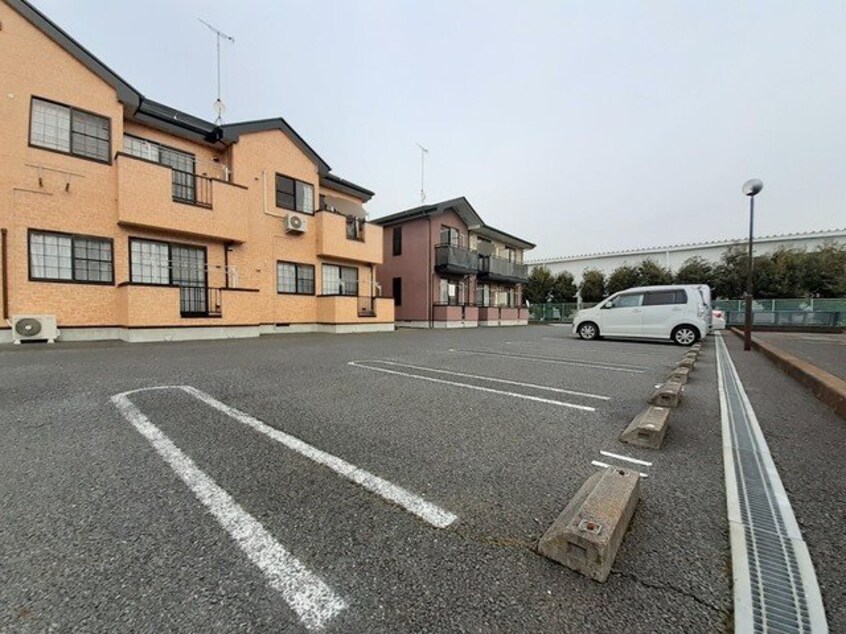 車をお持ちの方に嬉しい駐車場付きの物件です イーストニュータウンＡ