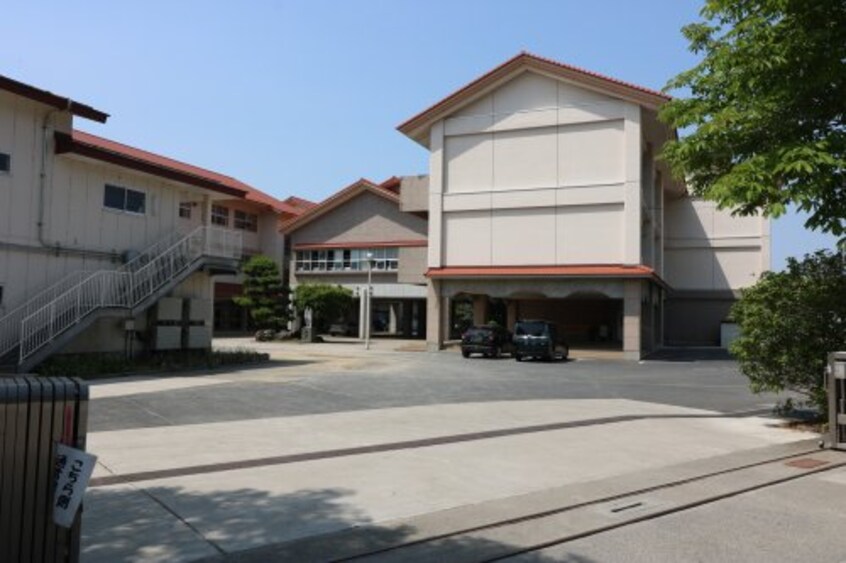 足利市立坂西中学校(中学校/中等教育学校)まで1877m Bell Famille「ベル・ファミーユ」