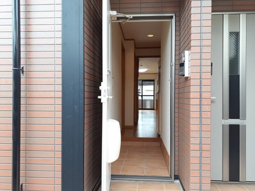 明るい玄関です プレッソ　モルティ