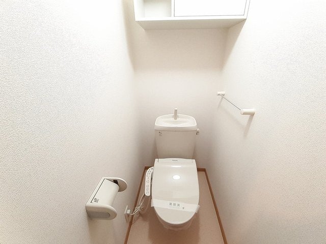 落ち着いた色調のトイレです プレッソ　モルティ
