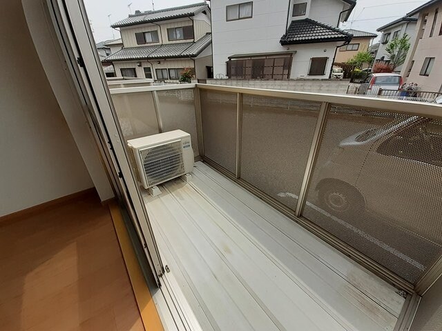 外からの目が気にならないバルコニーで洗濯物が干せます グラースＢ