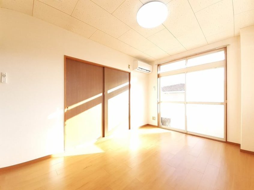 こちらの居間で趣味の時間をお楽しみください カーサ八幡林