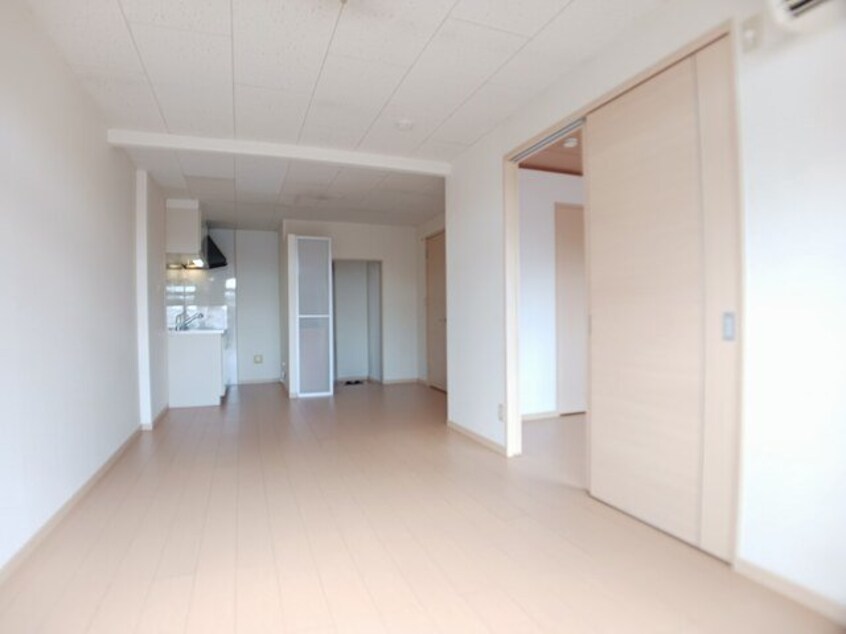 明るい色調の室内です カーサ八幡林