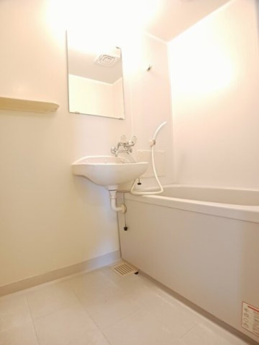 日々の疲れを癒すお風呂付です カーサ八幡林