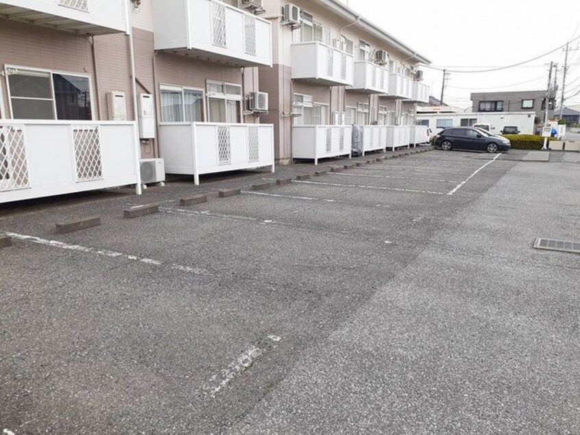 車をお持ちの方に嬉しい駐車場付きの物件です パークハイツＹ