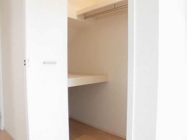 たっぷりとした収納スペースです Ａｄｏｎｅ　Ａ（アドーネ）