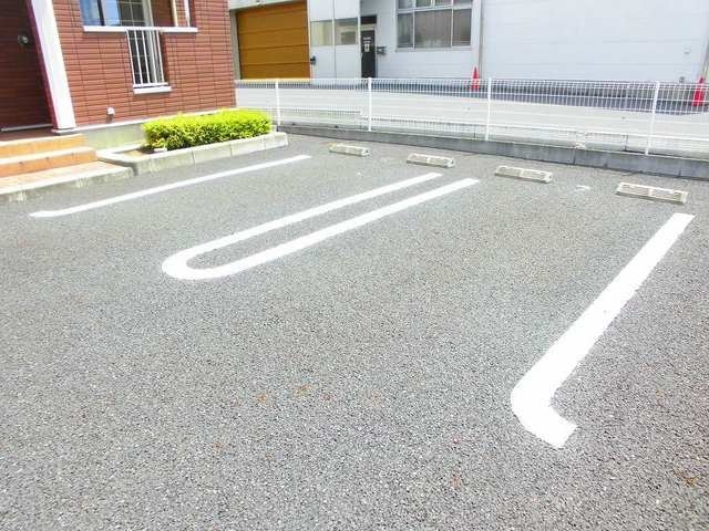 車をお持ちの方に嬉しい駐車場付きの物件です グレイスＭ