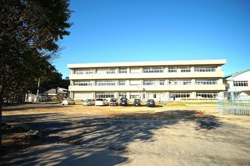 三重小学校まで300m コンステラシオン