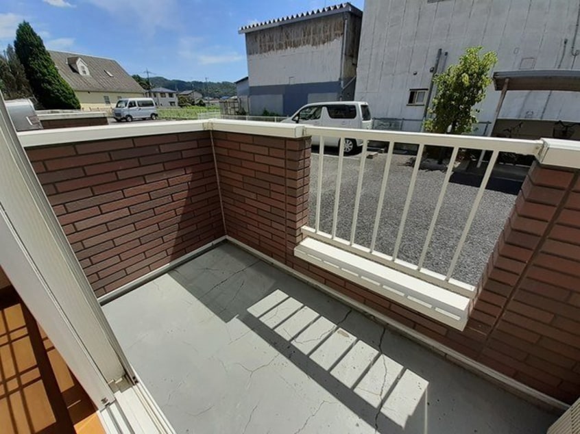 暖かな日差しのふりそそぐバルコニー ウィステリア