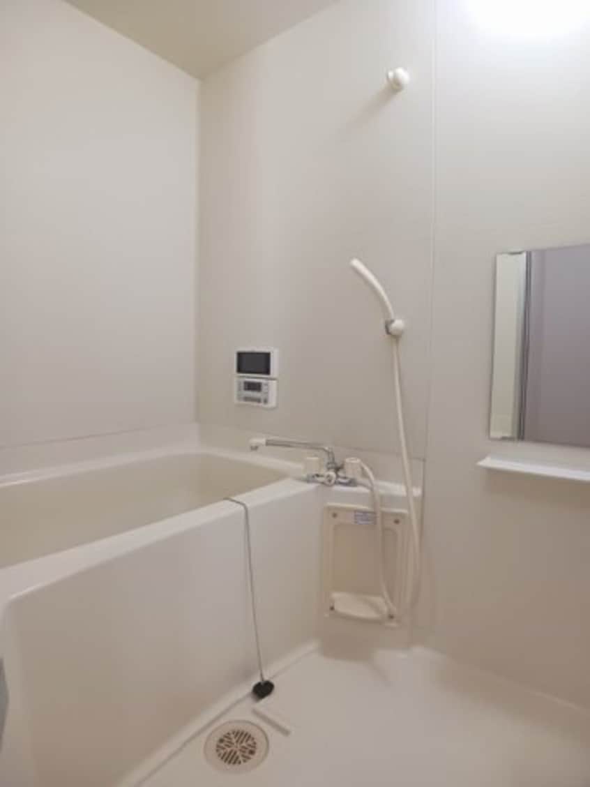 落ち着いた空間のお風呂です ラフィネメゾン