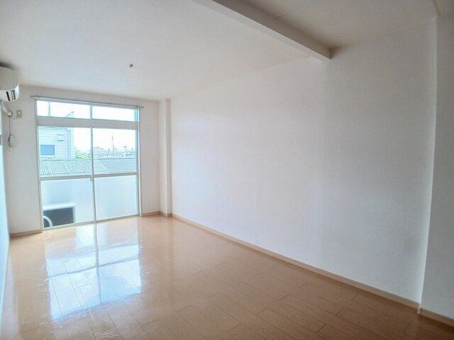 こちらの居間で趣味の時間をお楽しみください アネックス石井