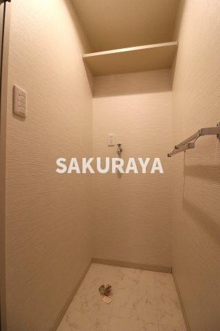 洗濯機置き場。2023年撮影。現況と異なる場合がございます。 マ・メゾン・ヤワタ