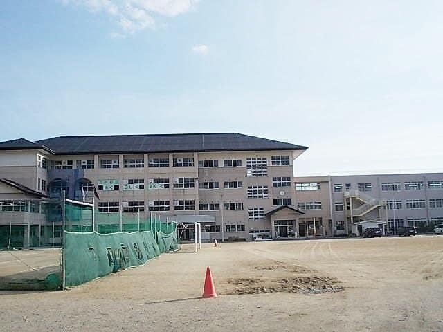 西中学校まで1200m ウィスティアハイツ