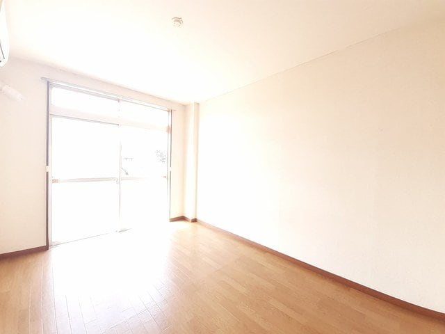 こちらのリビングで趣味の時間をお楽しみください エルディム橋本