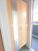 広めのＢoxは収納力ばっちり。トールタイプのミラーついてます プレミアム