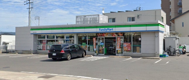 ファミリーマート 高松伏石町店(コンビニ)まで379m フォンターナ伏石Ⅱ