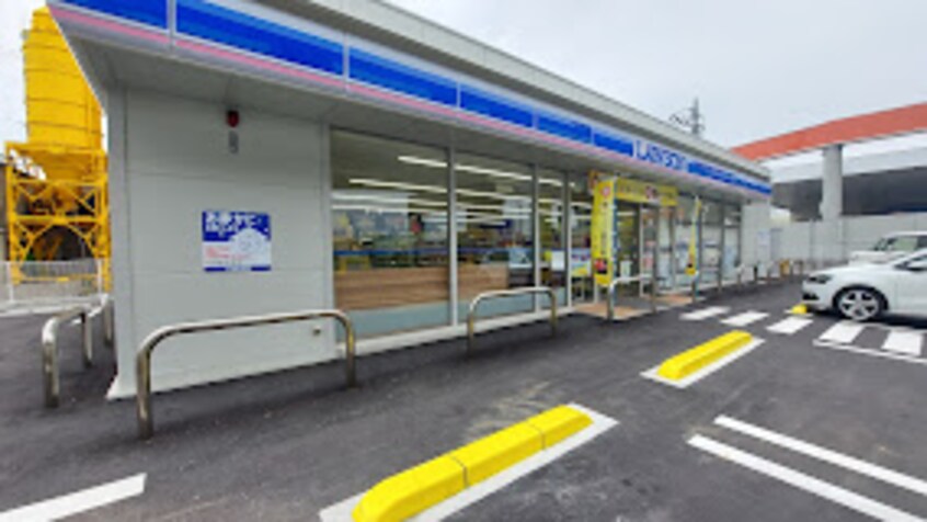 ローソン 高松中央インター東店(コンビニ)まで324m レオパレスラ　スリーズ