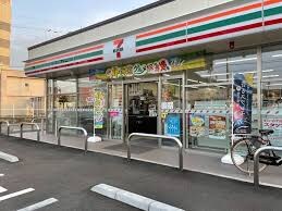 セブンイレブン 丸亀土器町東8丁目店(コンビニ)まで637m レオパレスヴィラージュ丸亀
