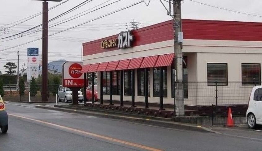 ガスト　三名店さんまで1800m グレイスフルＢ