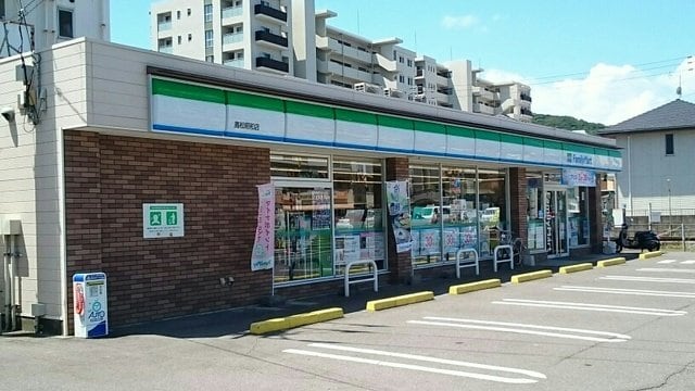 ファミリーマート高松昭和店さんまで1600m ダウンタウンヒルズ