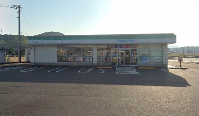 ファミリーマート 高松高田店(コンビニ)まで1357m ヴィラ・ソレイユ