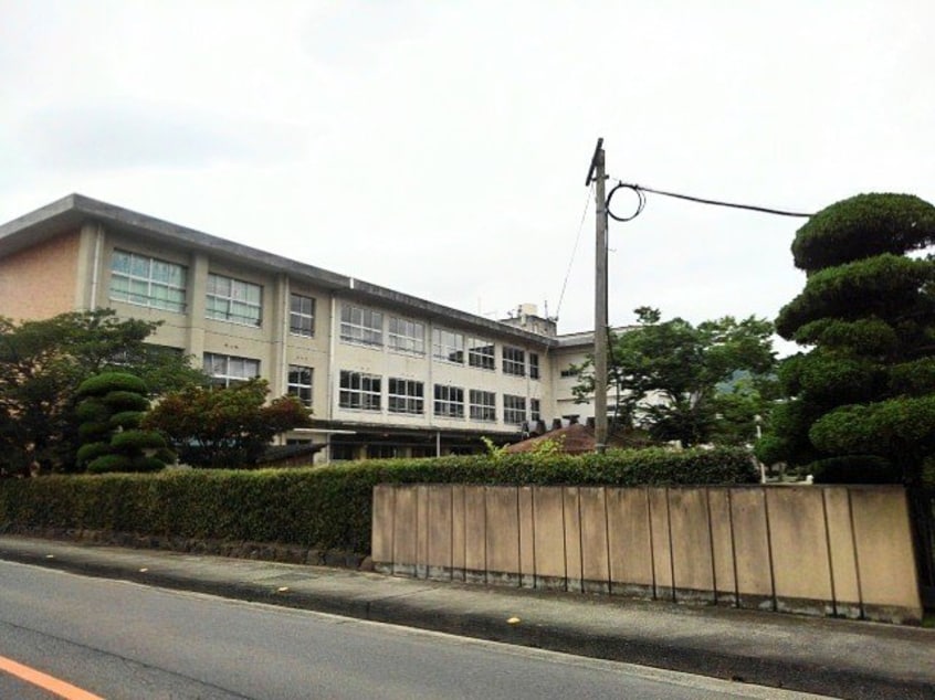 三豊市立比地小学校まで500m レザン・ラブール　Ａ