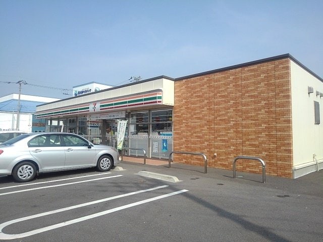 セブンイレブン丸亀運動公園前店まで800m サン・ルミエールＣ