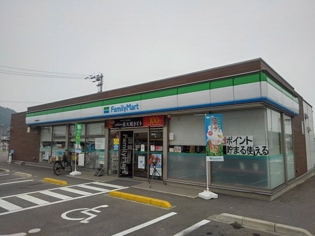 ファミリーマート三豊詫間町店まで800m イリスセゾン　Ｃ